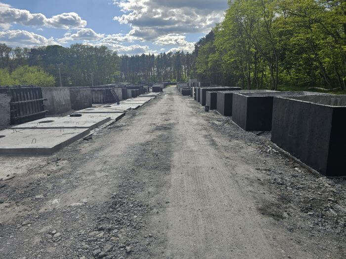 Plac z gotowymi szambami betonowymi Dziwnówek w różnych rozmiarach